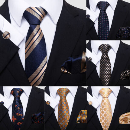 Set da uomo elegante con cravatta, foulard quadrato e gemelli per feste e occasioni formali