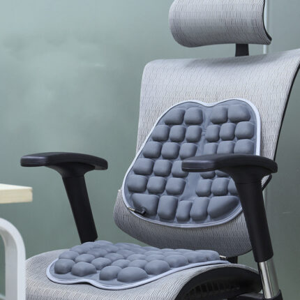 Cuscino di seduta sagomato con airbag integrato per il supporto lombare e lo scarico della pressione